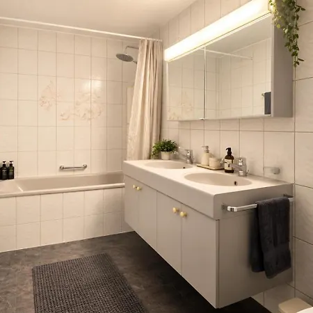 Appartement Oasis - Pool, Parking & Mountain Views *