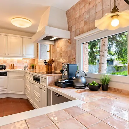 Oasis - Pool, Parking & Mountain Views Appartement